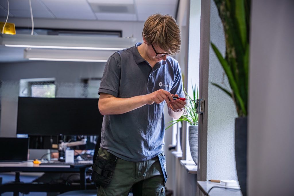 Een Comforest-monteur installeert een sensor