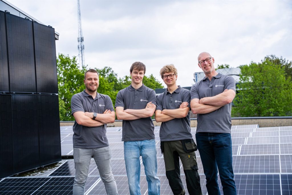 Het Comforest-team op het dak met zonnepanelen