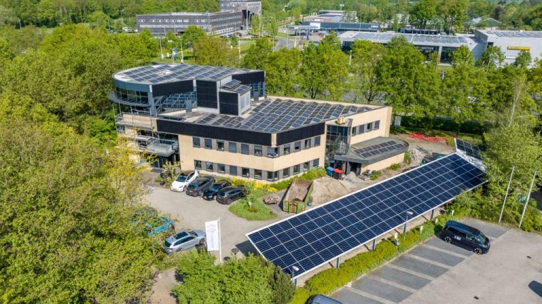 Het pand van Comforest in Assen, met zonnedak en zonnecarport