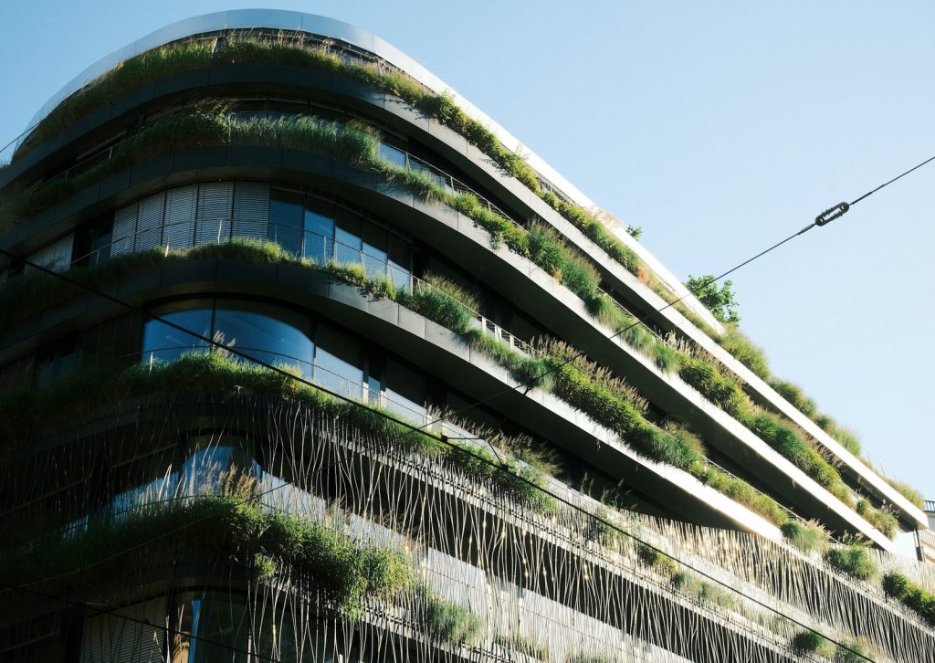 Een nieuw kantoorpand met beplante gevelterrassen